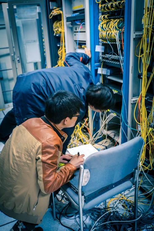 两位网络管理员正在服务器室工作图片